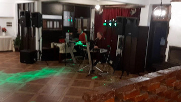 Elyon À l'intérieur