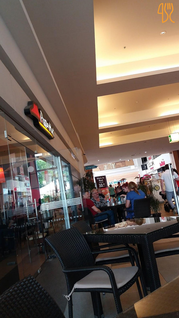 Pizza Hut Exterior