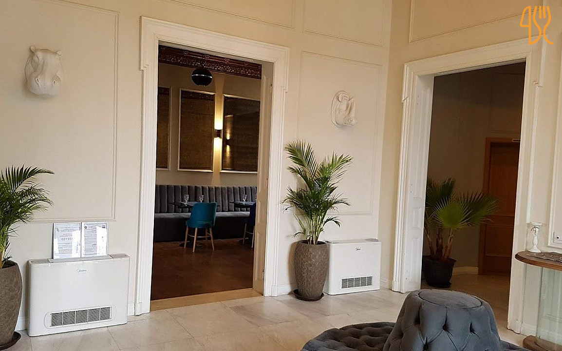 The Manor Lounge Exterior