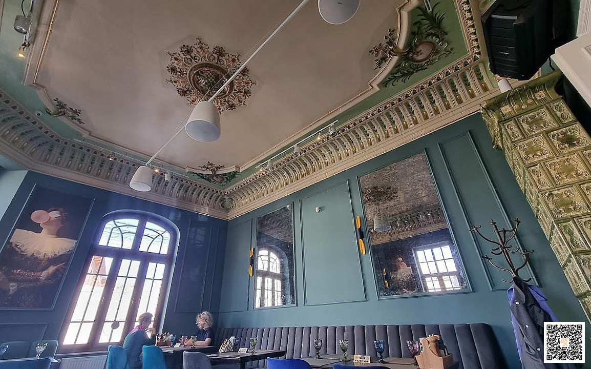 The Manor Lounge Exterior