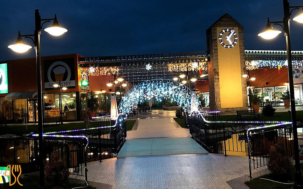 Snagov Plaza Exterior