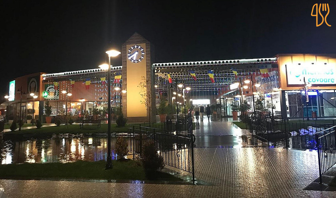 Snagov Plaza Exterior