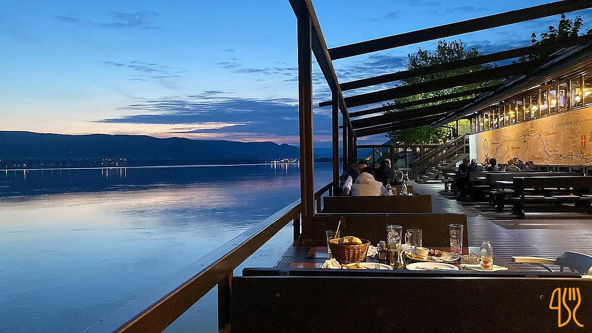 Taverna Sarbului Exterior