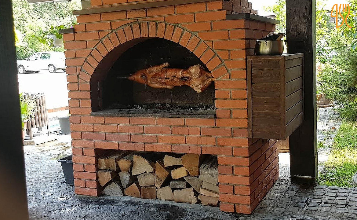 Taverna Sarbului Exterior