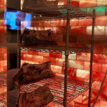 Three Sinners Dentro