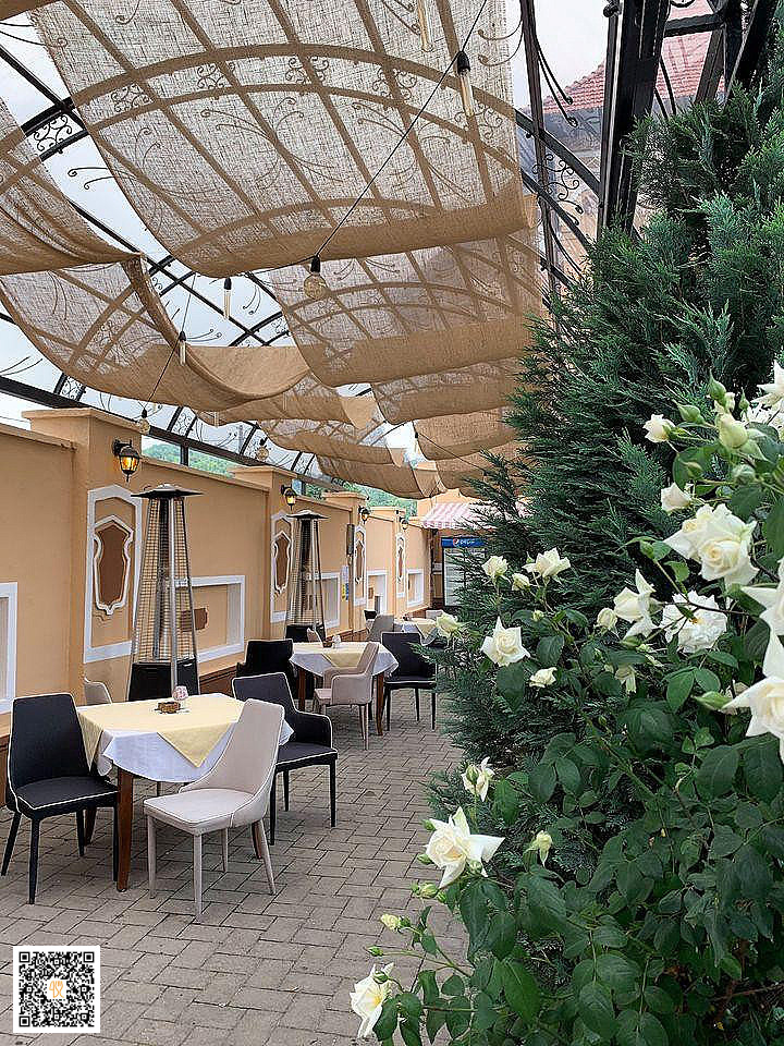 La Belle Epoque Exterior
