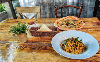 Boccaccio Pizzeria food