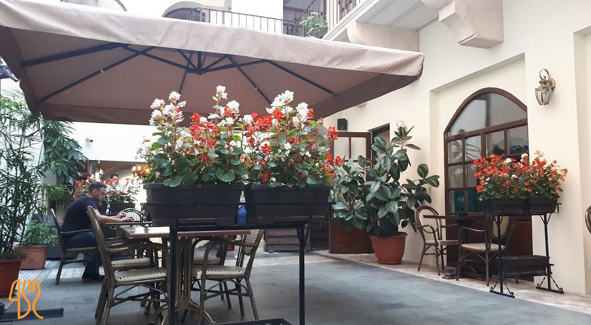 Le Petit Paris Exterior