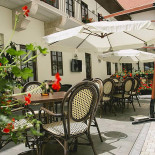 Le Petit Paris Exterior