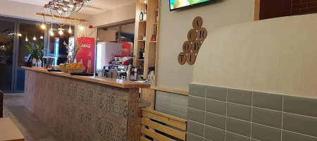 Pizza Acrobatica Dentro