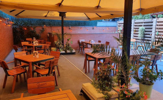 Pizza Acrobatica Dentro