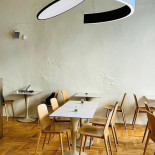 Mom Bucharest Dentro