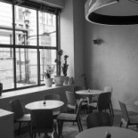 Mom Bucharest Dentro