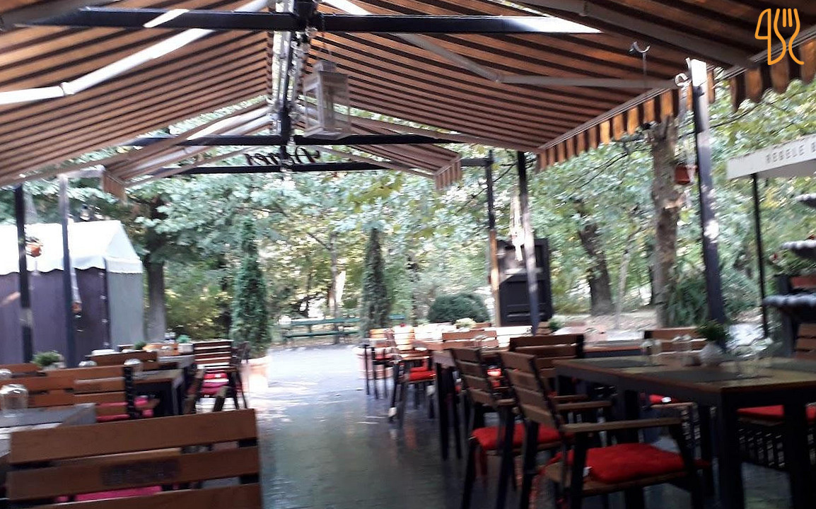 Dines Parcul Carol Extérieur