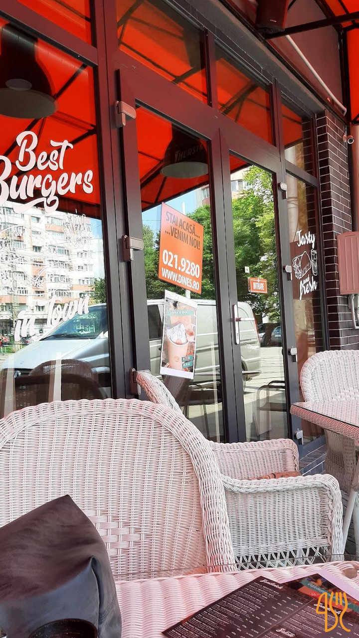 Dines Parcul Carol Extérieur