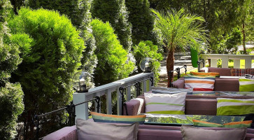 Haute Pepper outside