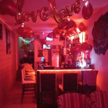 The Black Rose În interior