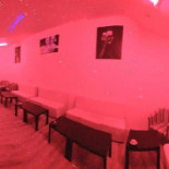 The Black Rose În interior