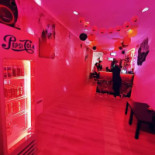 The Black Rose În interior