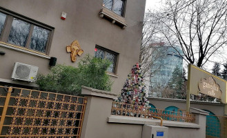 Ganesha Caffe Primaverii outside