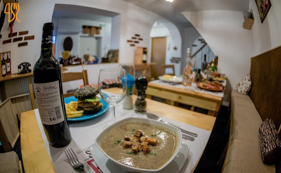 Mad Chef Cafe Bistro În interior