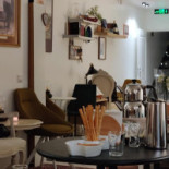 Selah Tea Cake&truth În interior