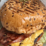 Burgeri Si Bere Mâncare
