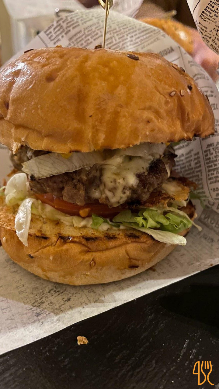 Burgeri Si Bere Mâncare