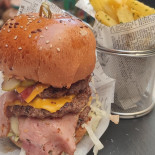 Burgeri Si Bere Mâncare