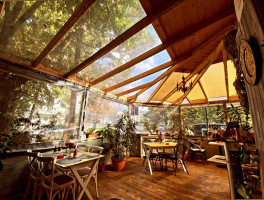 Petite À l'intérieur