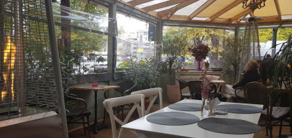 Petite À l'intérieur