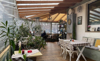 Petite À l'intérieur