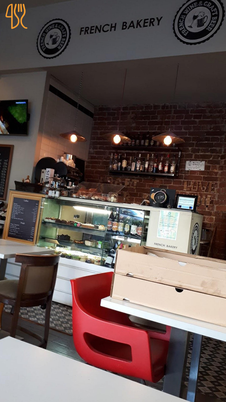 French Bakery Wine Cafe În interior