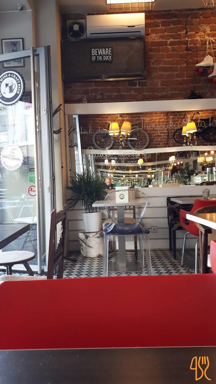 French Bakery Wine Cafe În interior