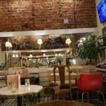 French Bakery Wine Cafe În interior