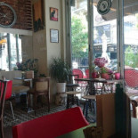 French Bakery Wine Cafe În interior