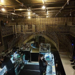 The Vault În interior