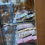 Ruby Coffee Nuts Chocolate În interior