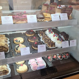 Almond Artisanal Bakery În interior