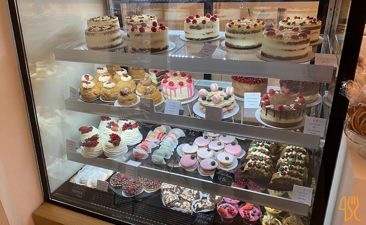 Almond Artisanal Bakery În interior