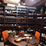 Corks Cozy Winebar Innen