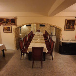 33 În interior