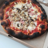 13 Cafe, Pizza More Mâncare