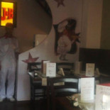 Ely's Pizza În interior