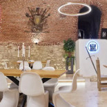 Pub 13 În interior