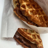 Famous Waffles Sandwiches Mâncare