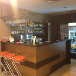 Ellemonique Cafe Slot Machines În interior