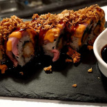 Baiatu' Cu Sushi Poke Mâncare