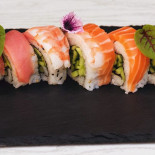 Baiatu' Cu Sushi Poke Mâncare