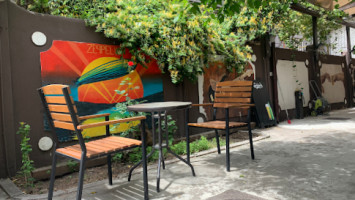 Zeppelin Pub outside